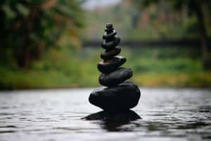 Stos kamieni zachowuje równowagę