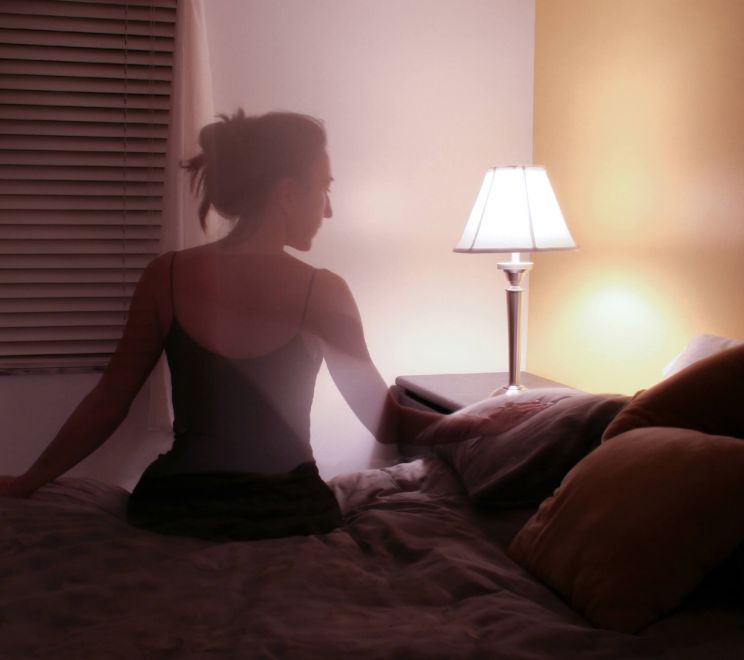 Eteryczne zdjęcie kobiety w sypialni
