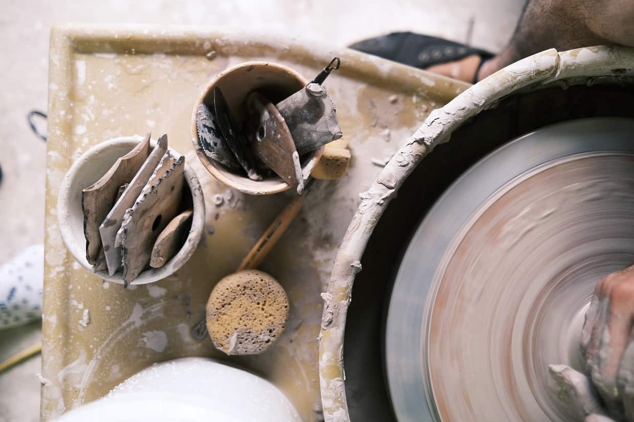 Lepienie w glinie metodą na stres – sprawdź, w jakich miastach odbywają się warsztaty z ceramiki!