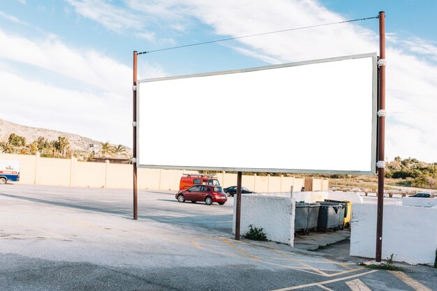 Jak efektywnie wykorzystać tablice billboardowe w strategii marketingowej?